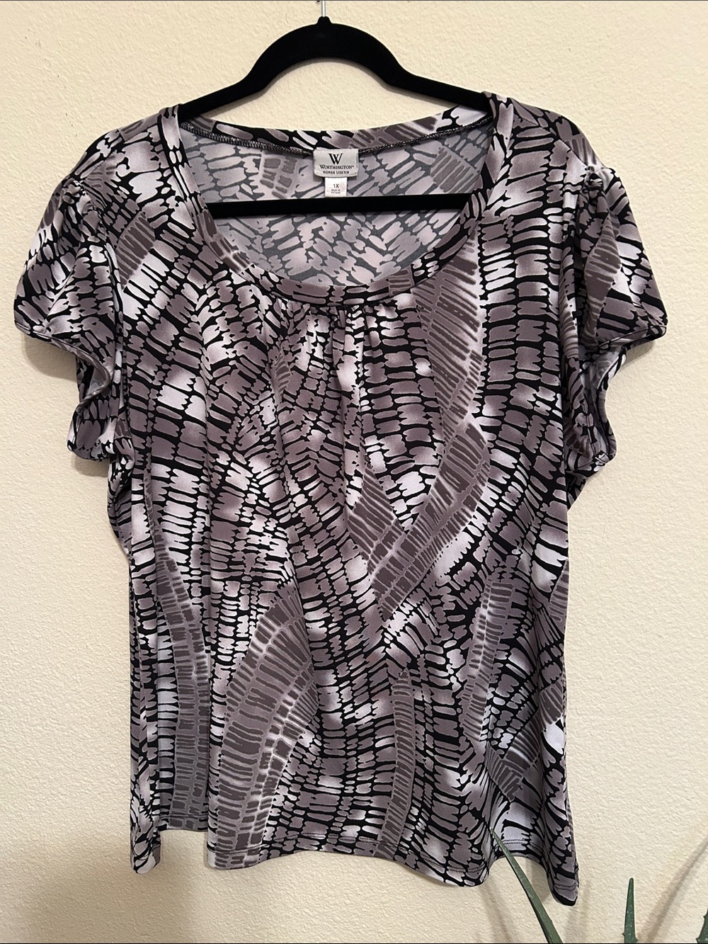 Worthington Gray and White Abstract Short Sleeve Tee